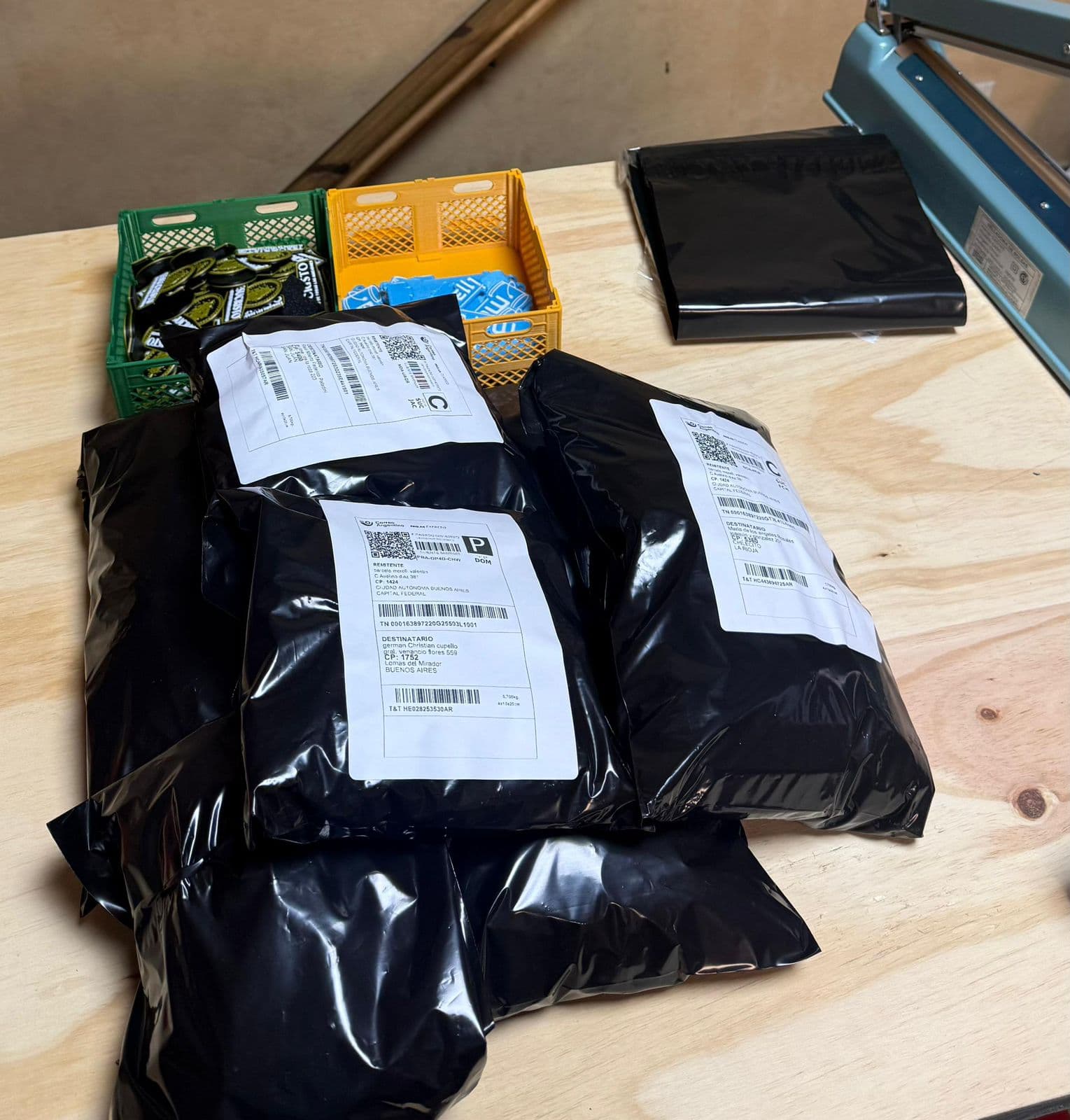 Paquetes de pedidos de merchandising listos para despachar