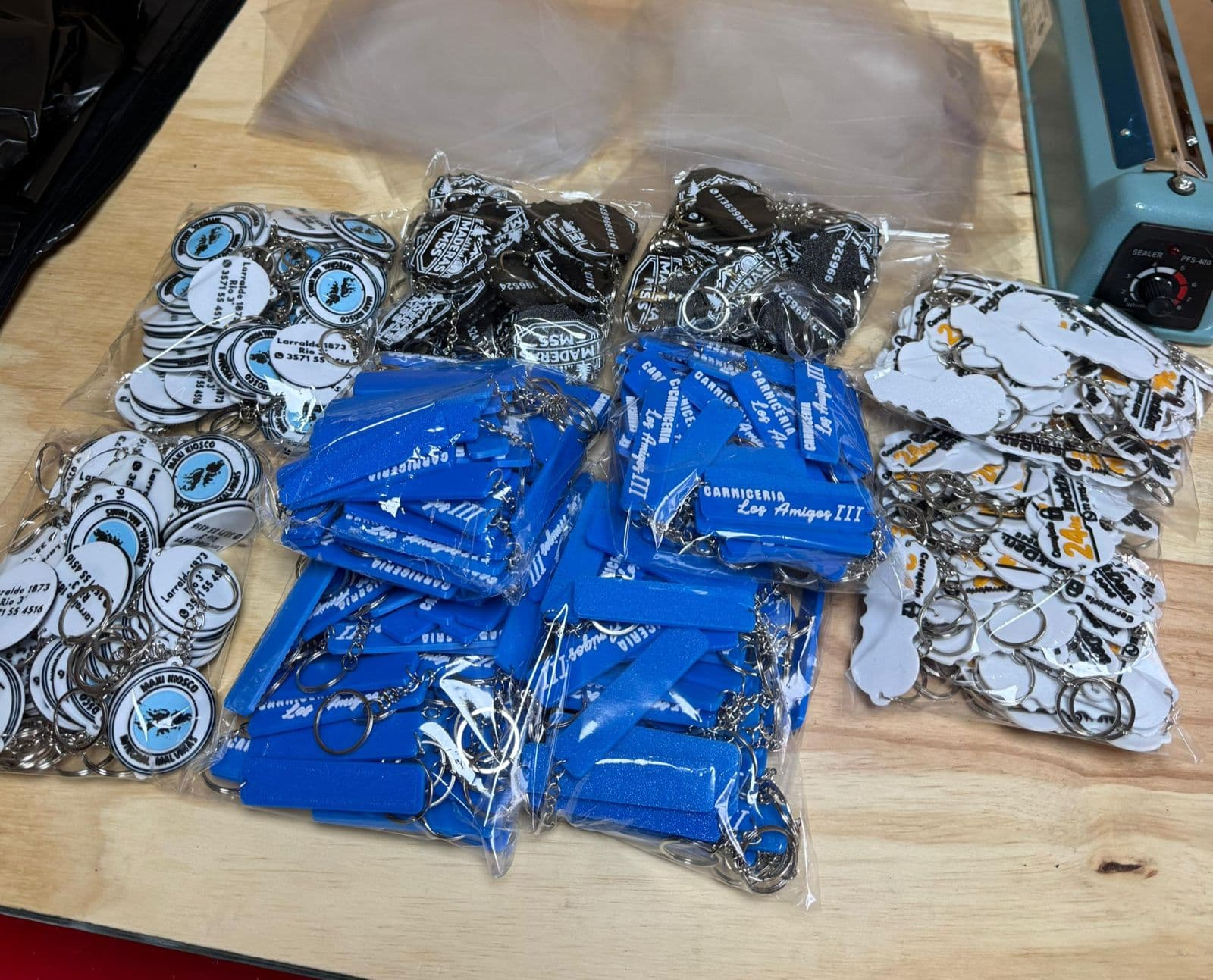 Lotes de llaveros personalizados en distintos diseños, listos para empaquetar