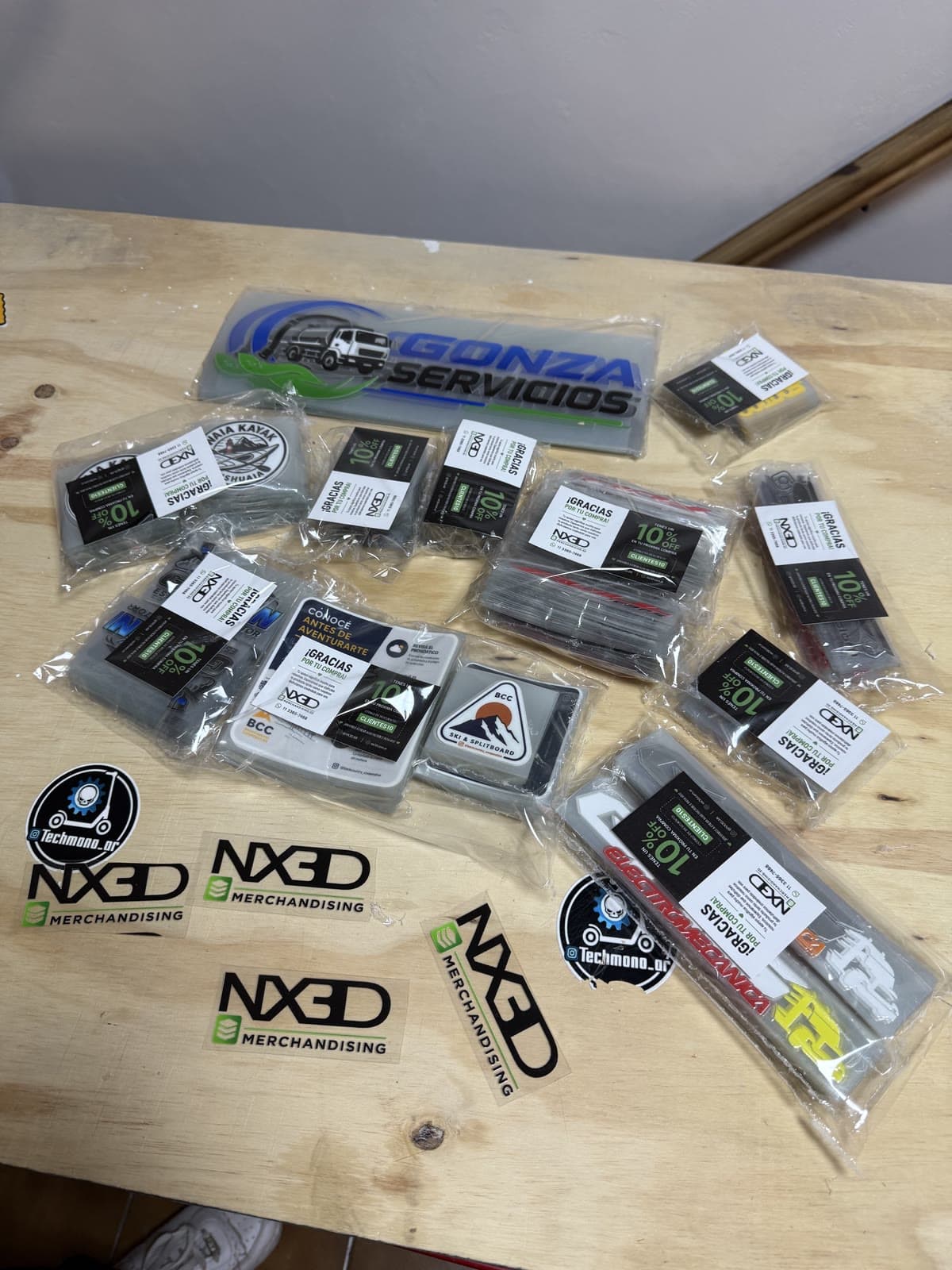 Pedidos de merchandising 3D personalizados preparados para clientes