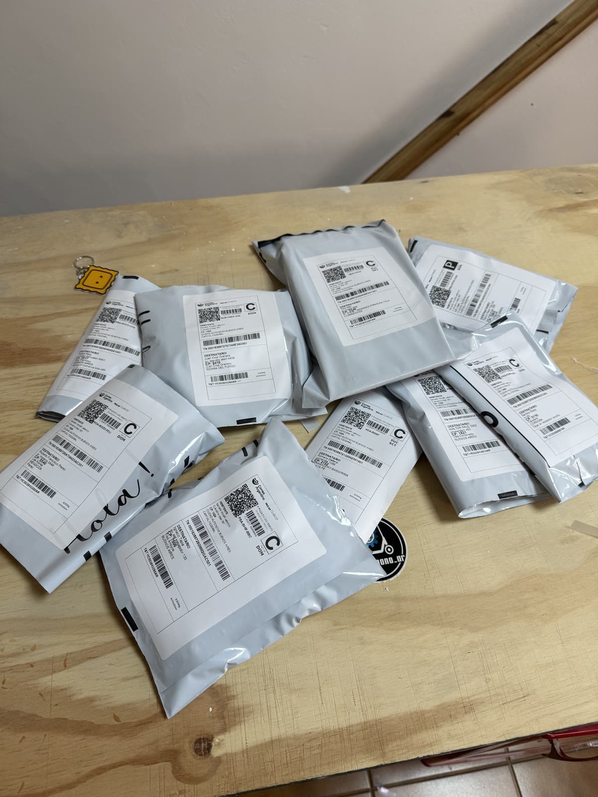 Pedidos de merchandising embalados con sus etiquetas de envío