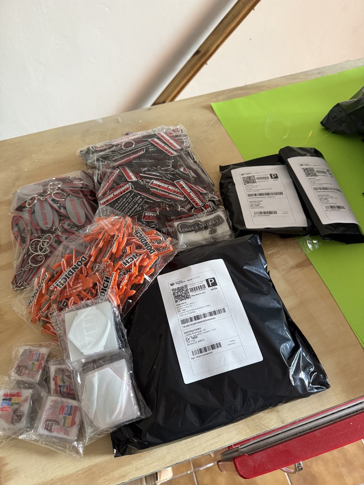 Llaveros personalizados y pedidos terminados listos para su envío
