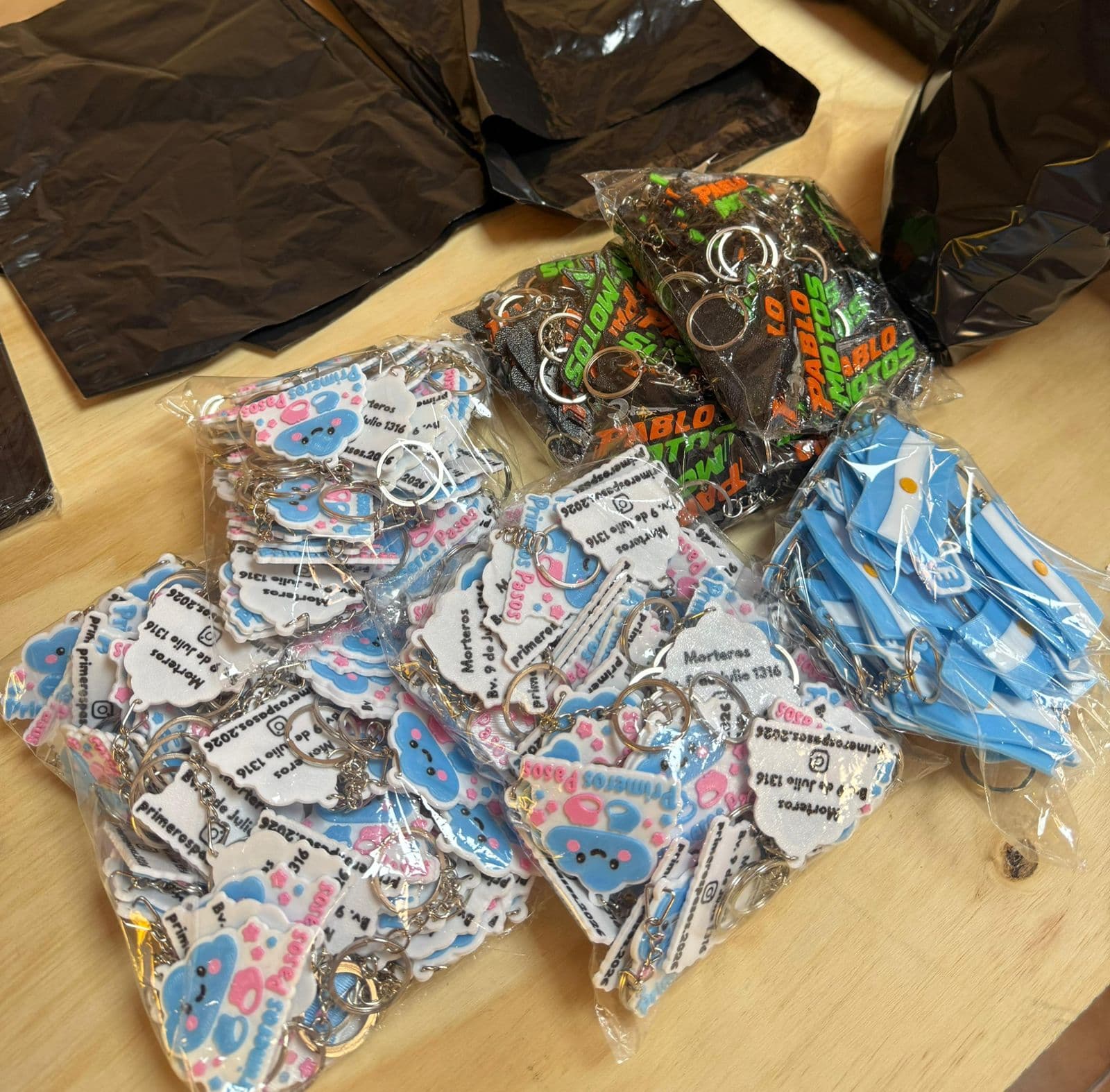 Llaveros personalizados recién fabricados y organizados por lote