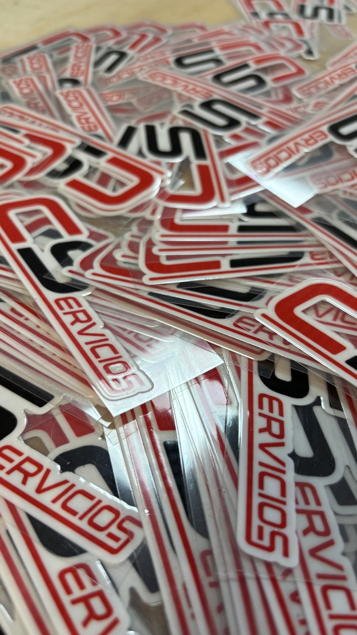 Stickers terminados listos para empaquetar y enviar