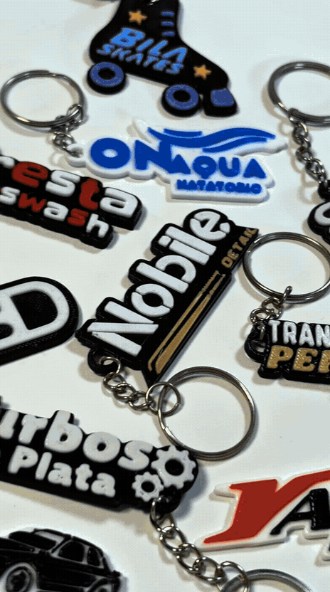 Exhibición de llaveros personalizados terminados